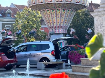 Lange Einkaufsdonnerstage 2022_Hauptplatz mit Autoausstellung und großem Karrussel