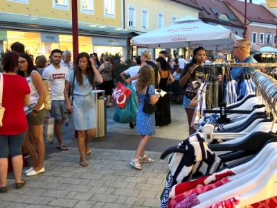Langer Einkaufsdonnerstag Fürstenfeld 2022_Shoppingangebote in der Hauptstraße