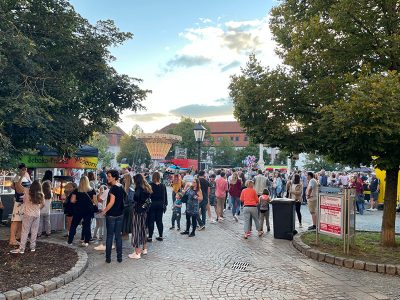 Langer Einkaufsdonnerstag Fürstenfeld 2022_Viel Los am Hauptplatz_Straßenfest