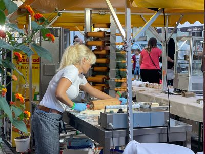 Langer Einkaufsdonnerstag Fürstenfeld 2022_Marianna backt frischen Baumkuchen