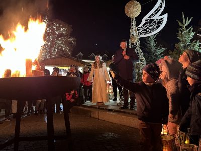 Weihnachtsmarkt Steiermark Fürstenfeld 2022_ Lichterl entzünden